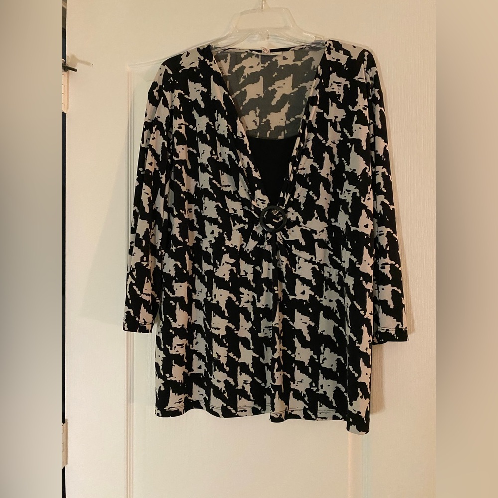 Woman’s shirt in size 3x black and white by JM Collection